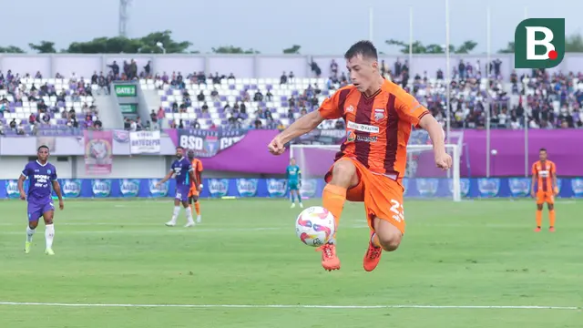 Pemain Borneo FC, Mariano Peralta, mengontrol bola saat melawan Persita Tangerang pada laga pekan ke-24 BRI Liga 1 2024-2025 di Stadion Indomilk Arena, Tangerang, Sabtu (22/2/2025). (GOESTOSPORT.COM))