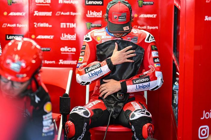 Pembalap Ducati Lenovo, Francesco Bagnaia, tertunduk di garasi pada hari kedua MotoGP Australia 2025